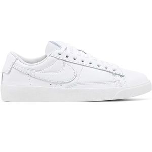Nike Blazer Low Le. White leather sneakers.